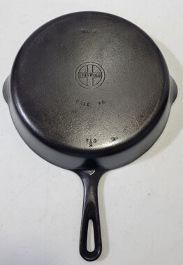 Vintage Griswold No 9 (710H) Cast Iron Skillet Groove Handle